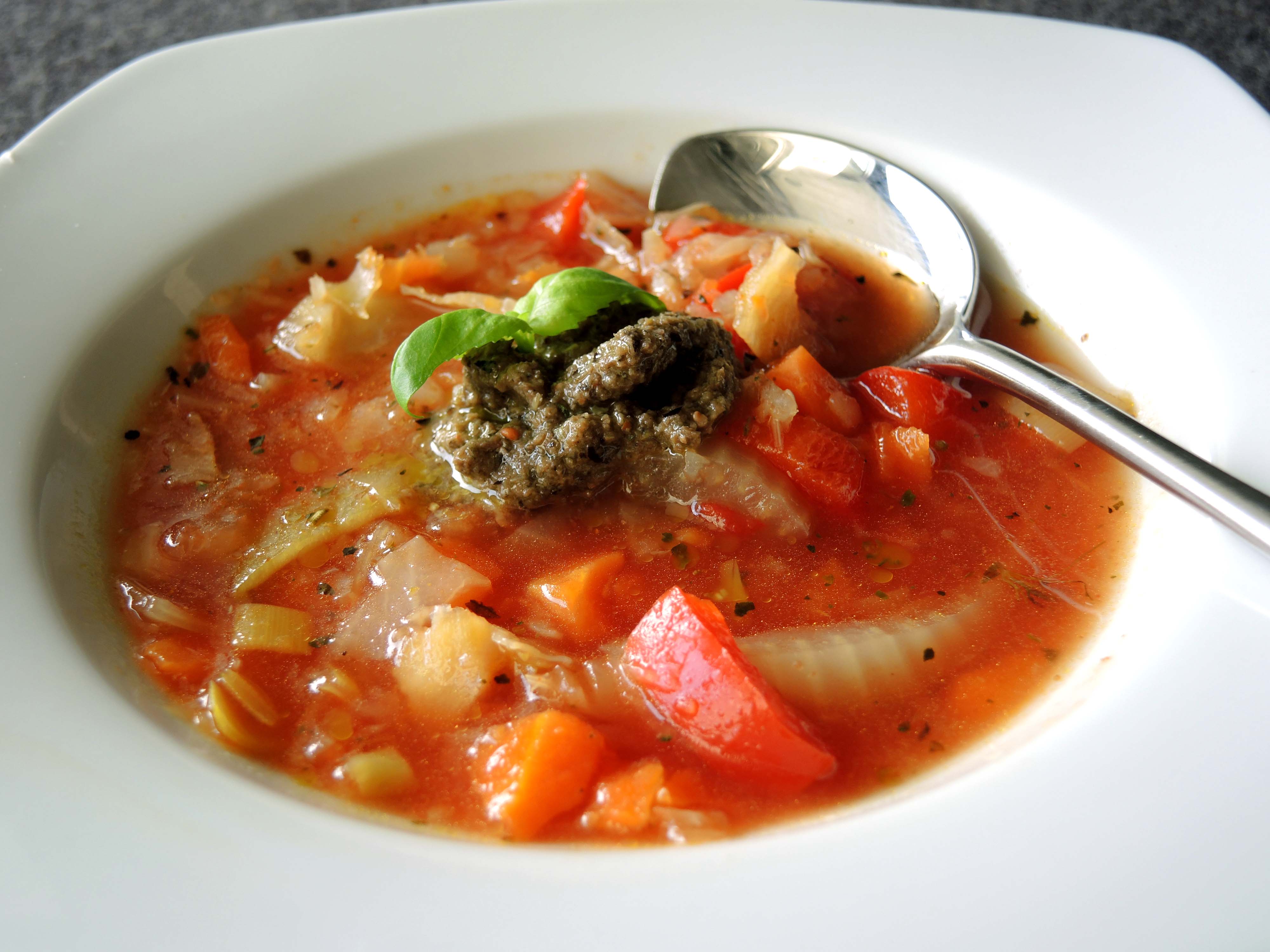 Mediterrane Kohlsuppe mit Olivenpaste - Chilirosen