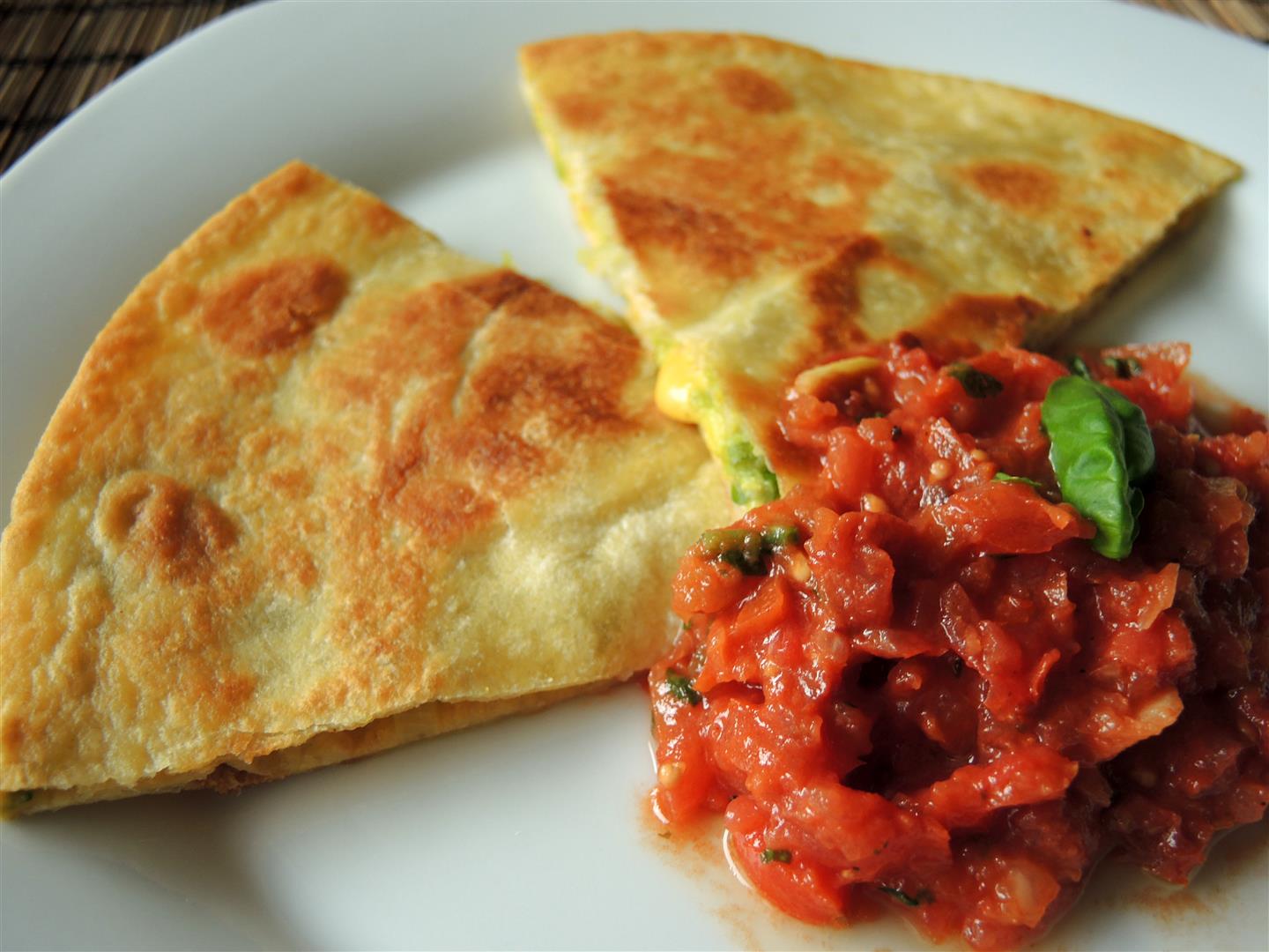 Quesadillas mit Avocado und Tomatensalsa - Chilirosen