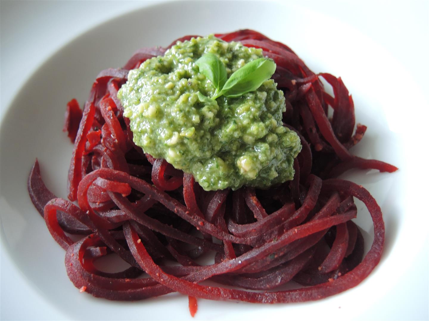 Rote-Bete-Spaghetti mit Pesto - vegan - Chilirosen