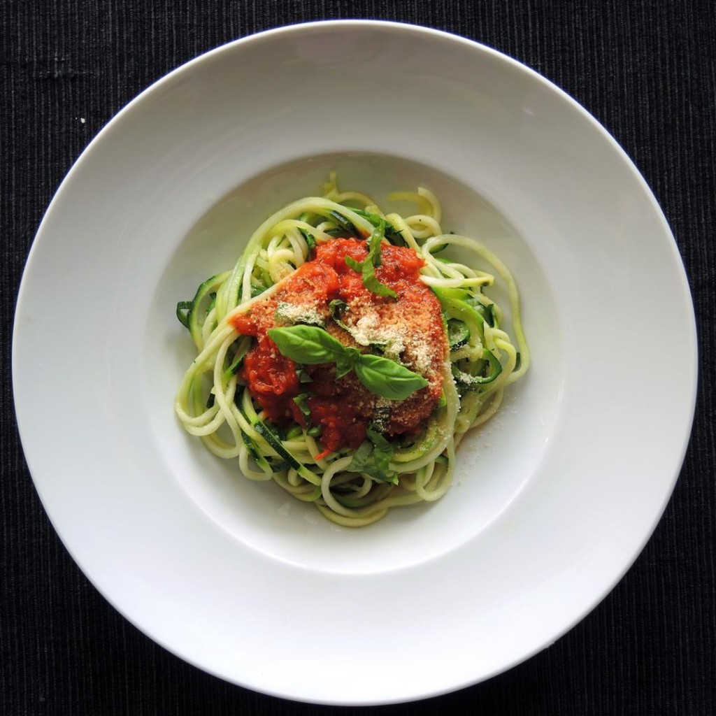 Zucchini-Spaghetti mit frischer Tomatensoße - vegan - Chilirosen