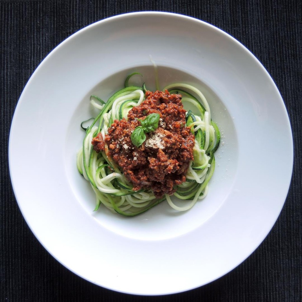 zucchini-spaghetti mit tofubolognese (1)