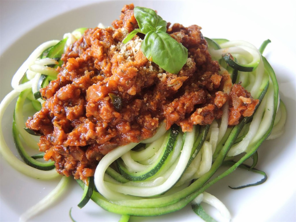 zucchini-spaghetti mit tofubolognese (2)