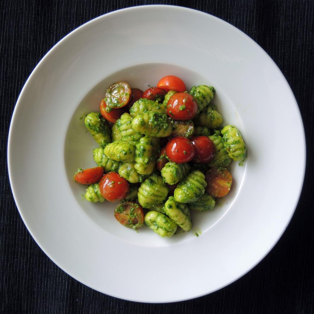 Gnocchi mit Bärlauchpesto und Schmortomaten - Chilirosen