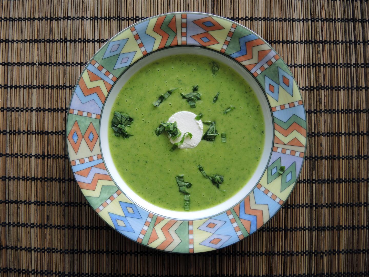 Bärlauchsuppe mit Ziegenfrischkäse - Chilirosen