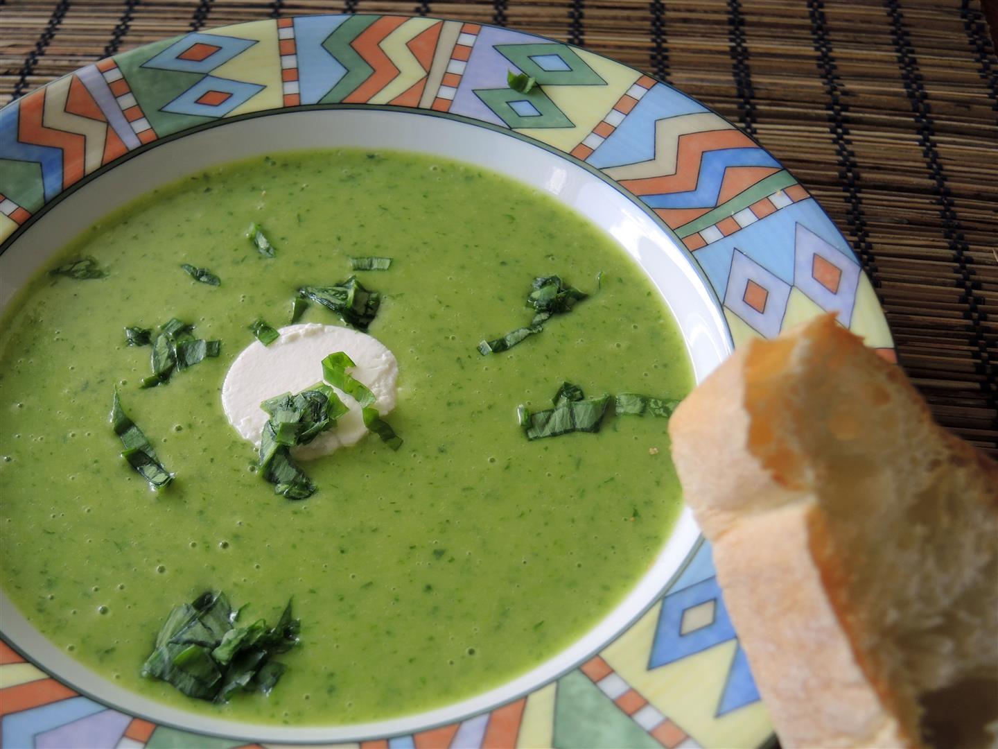 Bärlauchsuppe mit Ziegenfrischkäse - Chilirosen