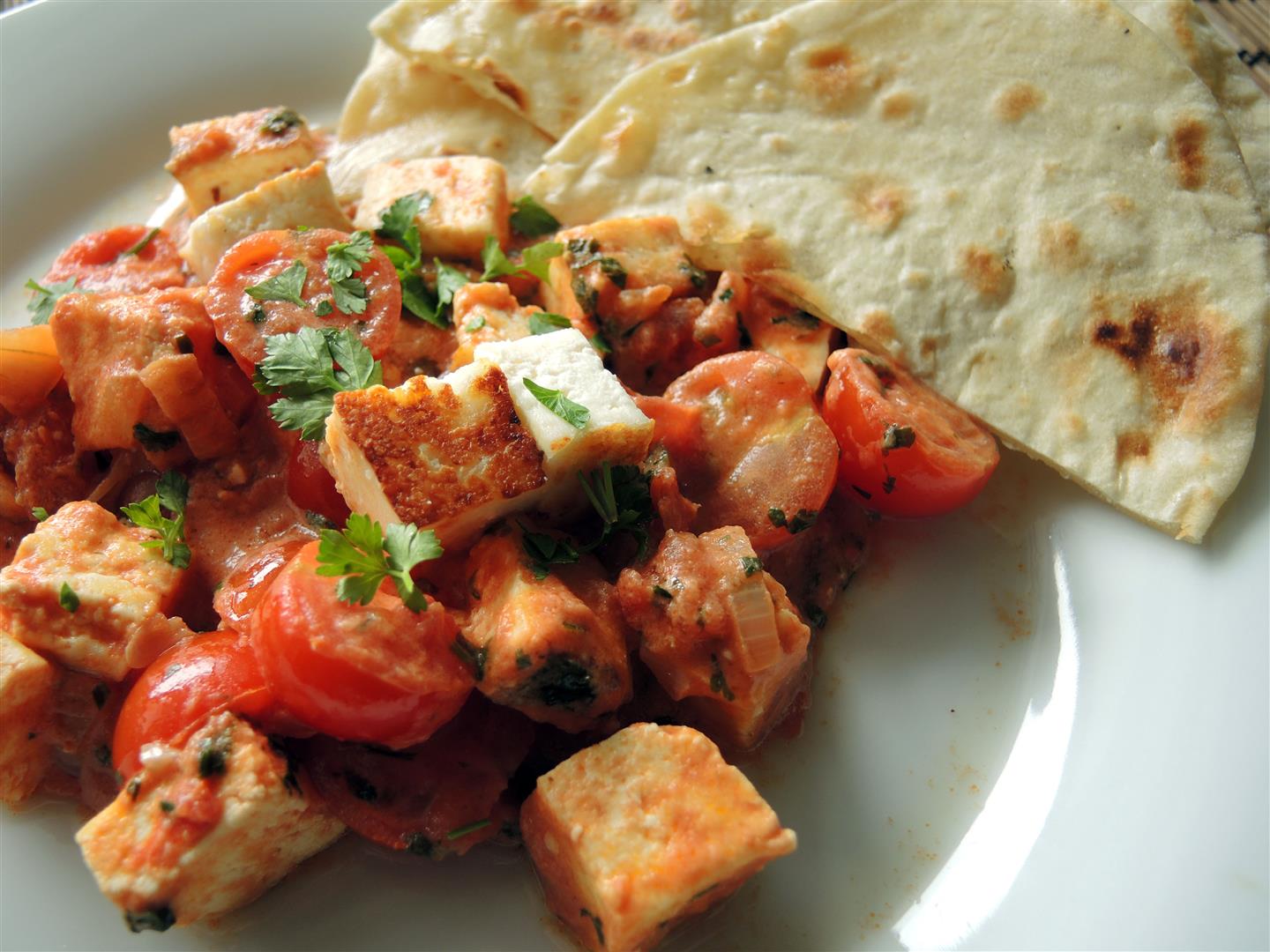 Paneer in Tomaten-Curry und Chapati - Fladenbrot - Chilirosen
