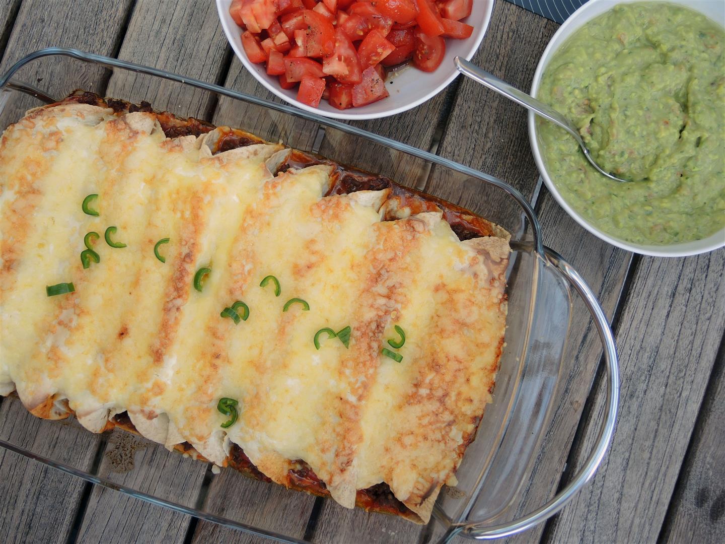 Enchiladas mit Paprika-Hackfleischfüllung und Guacamole - Chilirosen