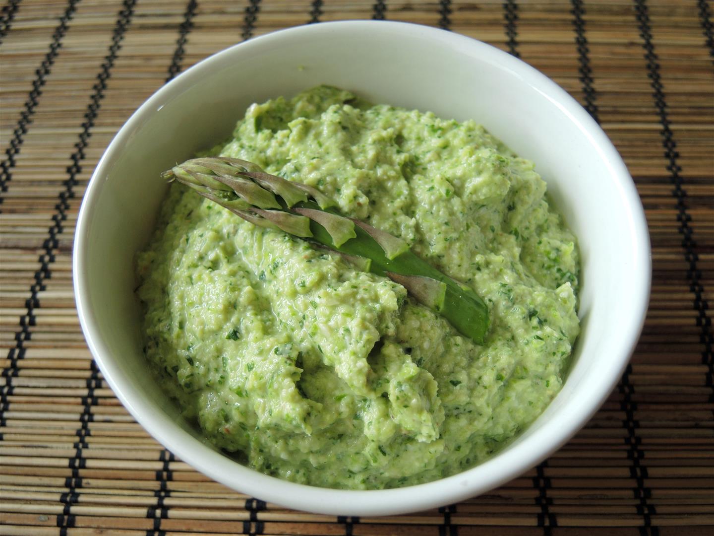 Grüner-Spargel-Pesto - Chilirosen