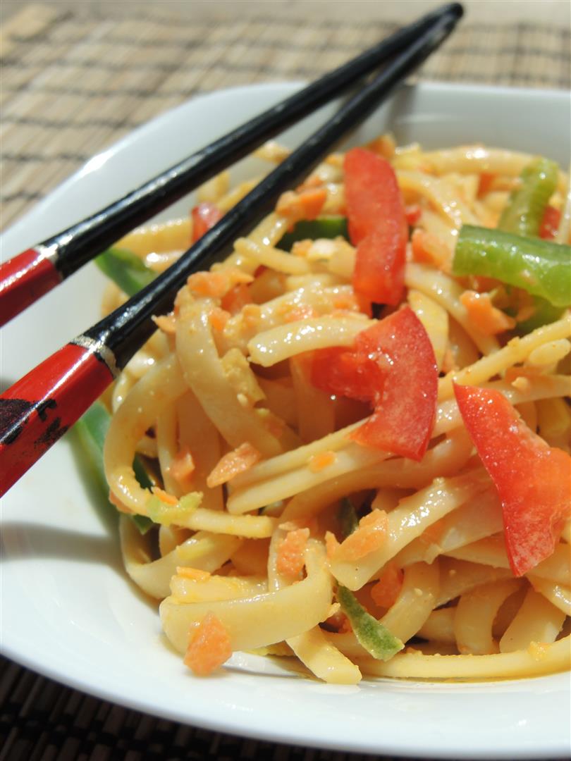 Asiatischer Nudelsalat mit Erdnussdressing - Chilirosen