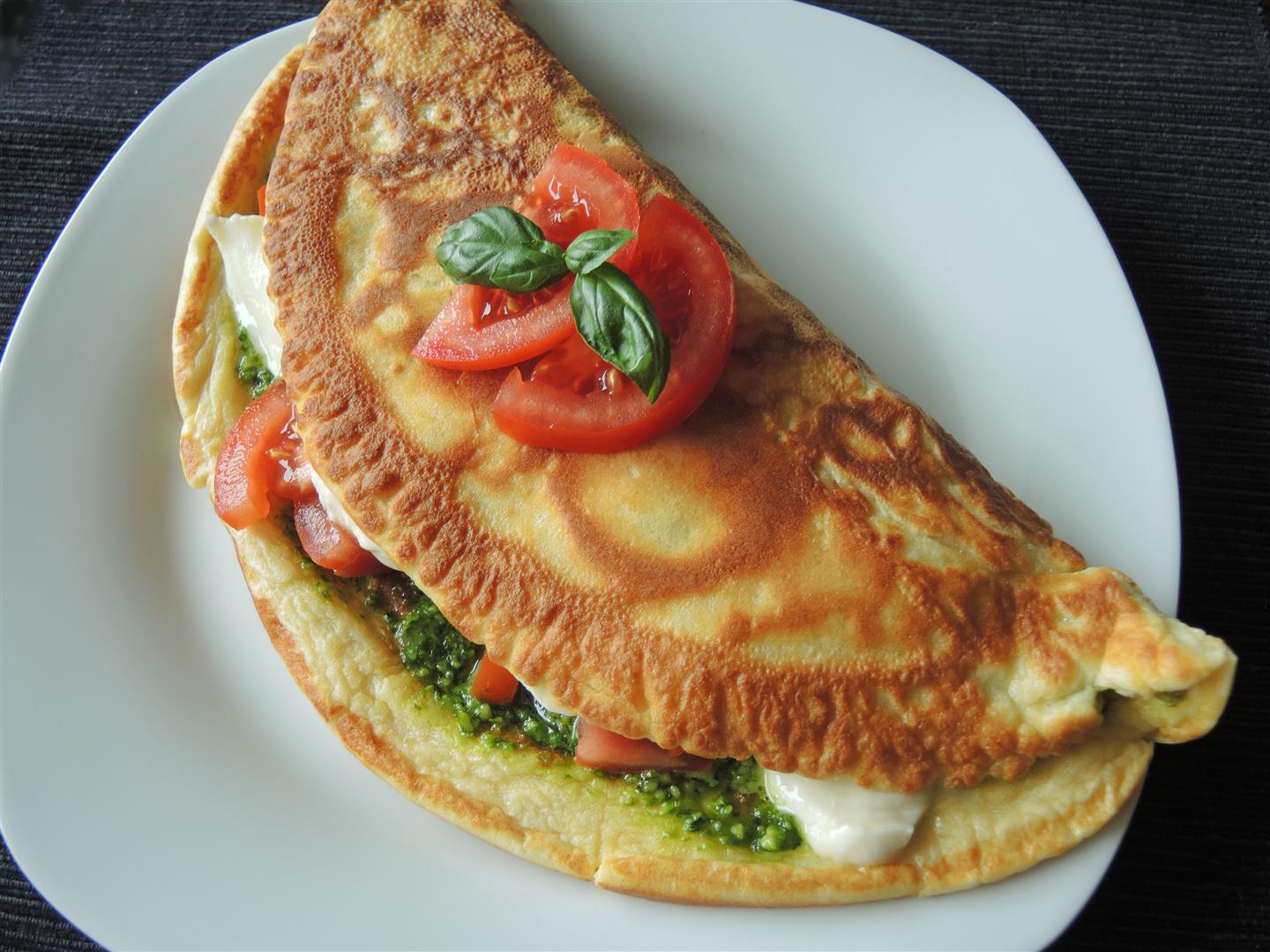 Eierpfannkuchen mit Tomate, Mozzarella und Pesto - Chilirosen