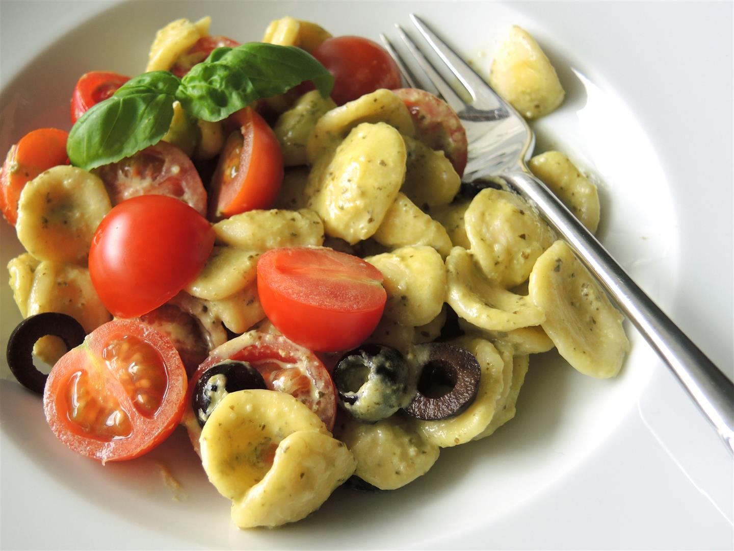 Orecchiette mit Pesto und Tomaten - schnell - Chilirosen