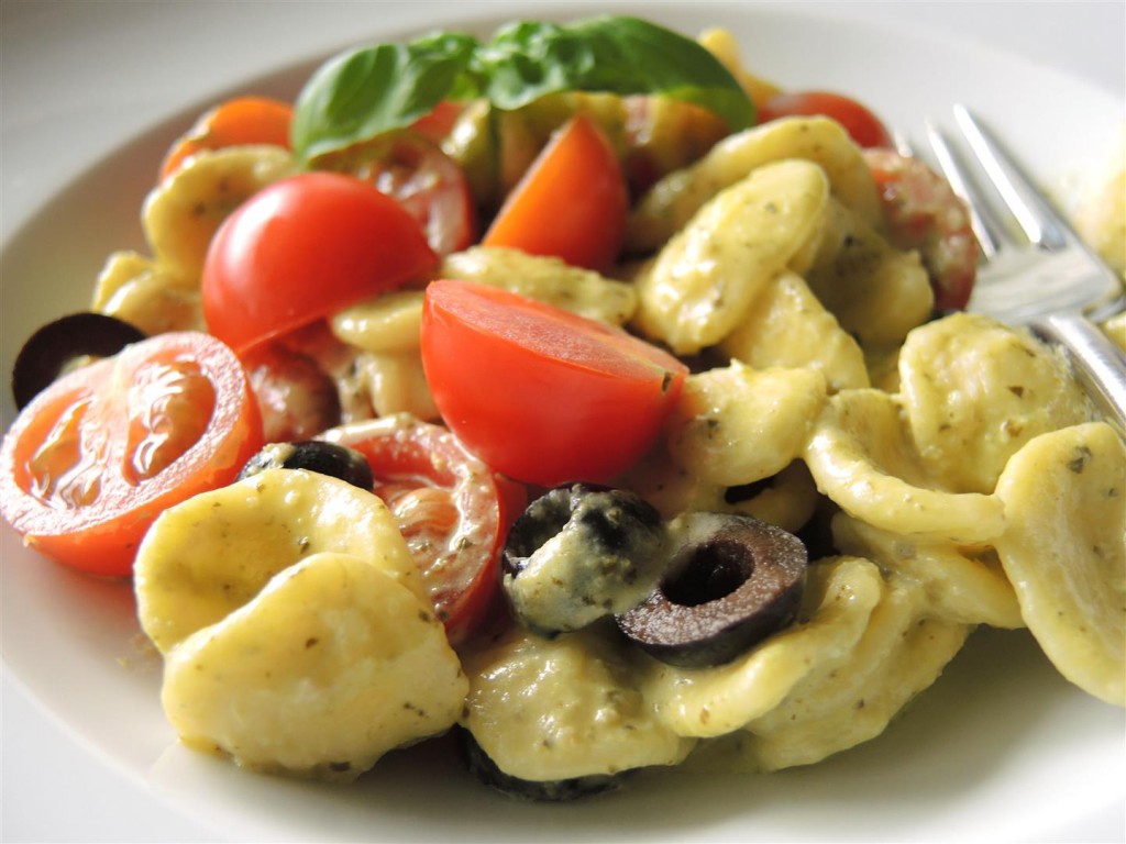 Orecchiette mit Pesto und Tomaten - schnell - Chilirosen