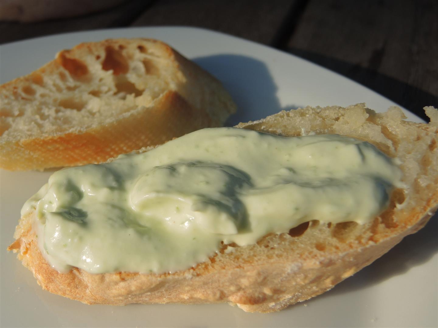 Aioli mit Joghurt und Kräutern - Chilirosen