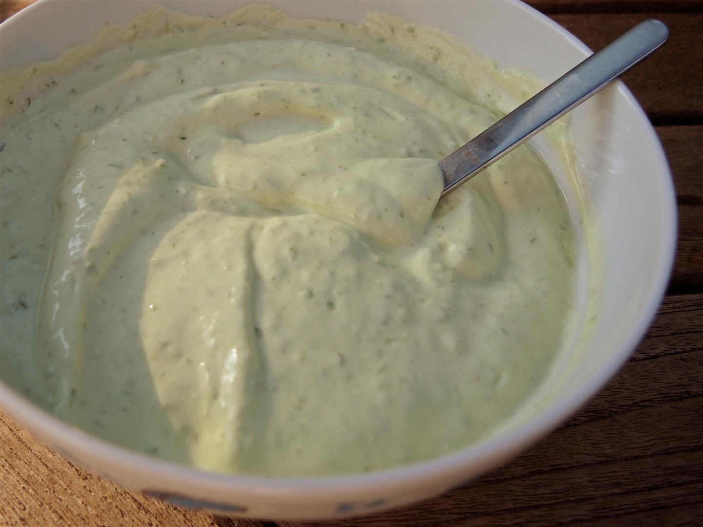 Aioli mit Joghurt und Kräutern - Chilirosen