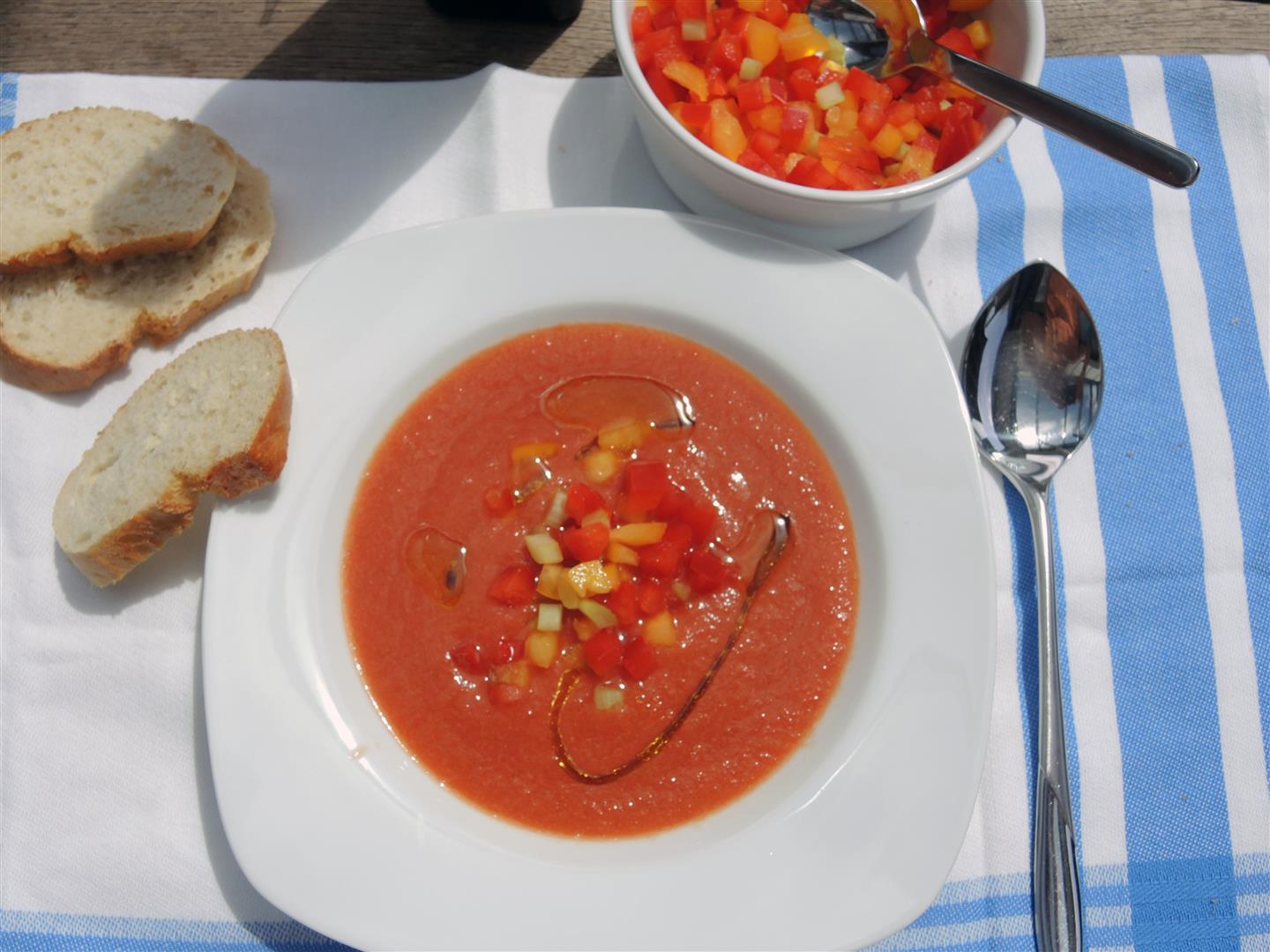 Gazpacho Andaluz - Kalte Gemüsesuppe - Chilirosen