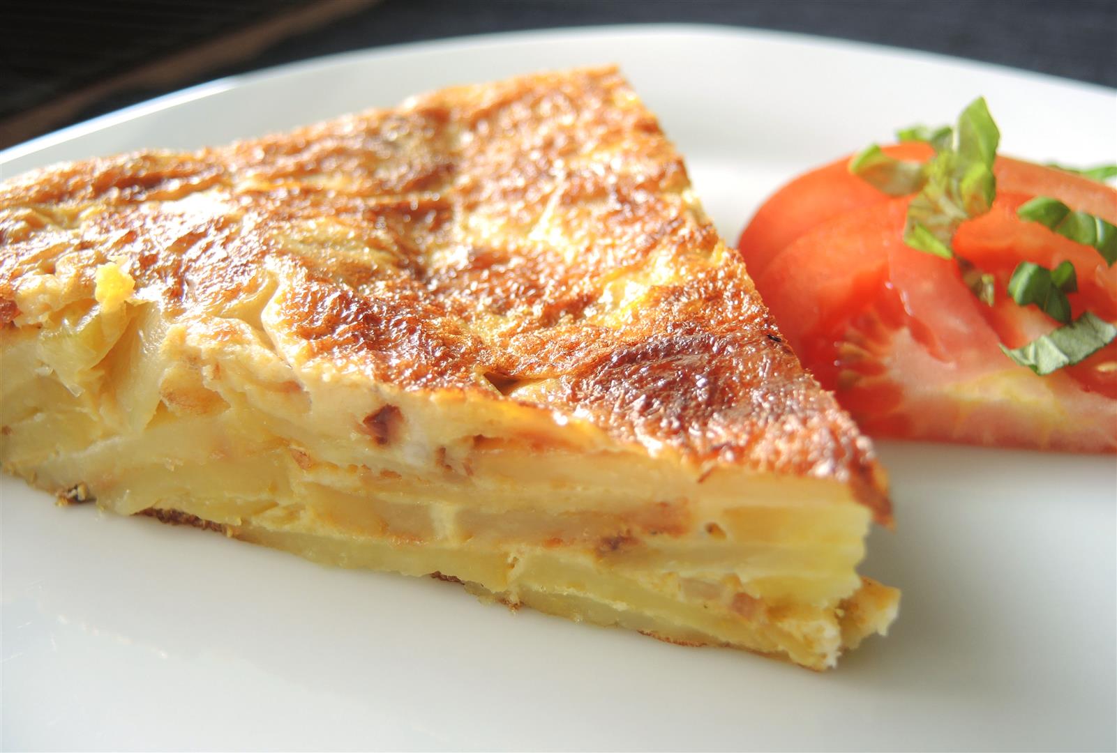 Tortilla Española - Spanisches Kartoffelomelette - Chilirosen