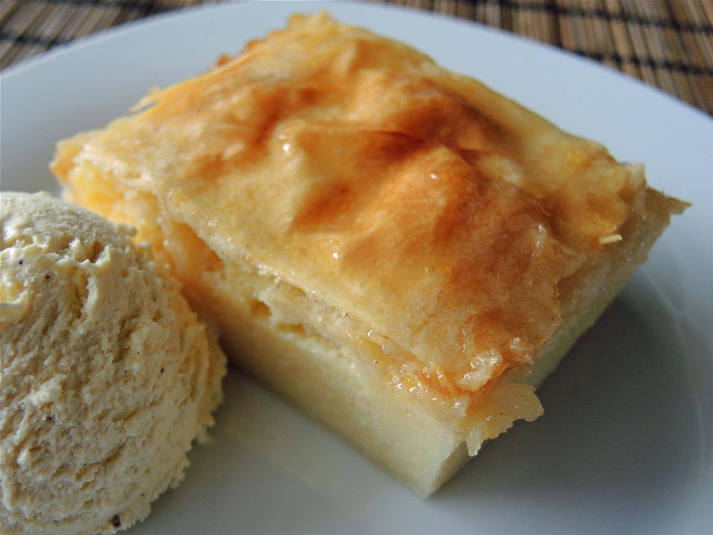 Galaktobóuriko - griechische Pastete mit Vanillecreme - Chilirosen