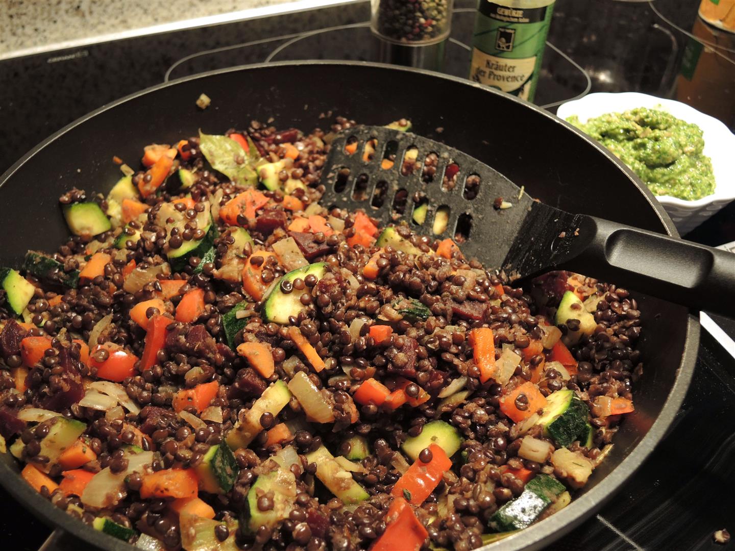Gemüselinsen mit Petersilien-Pesto – vegan - Chilirosen