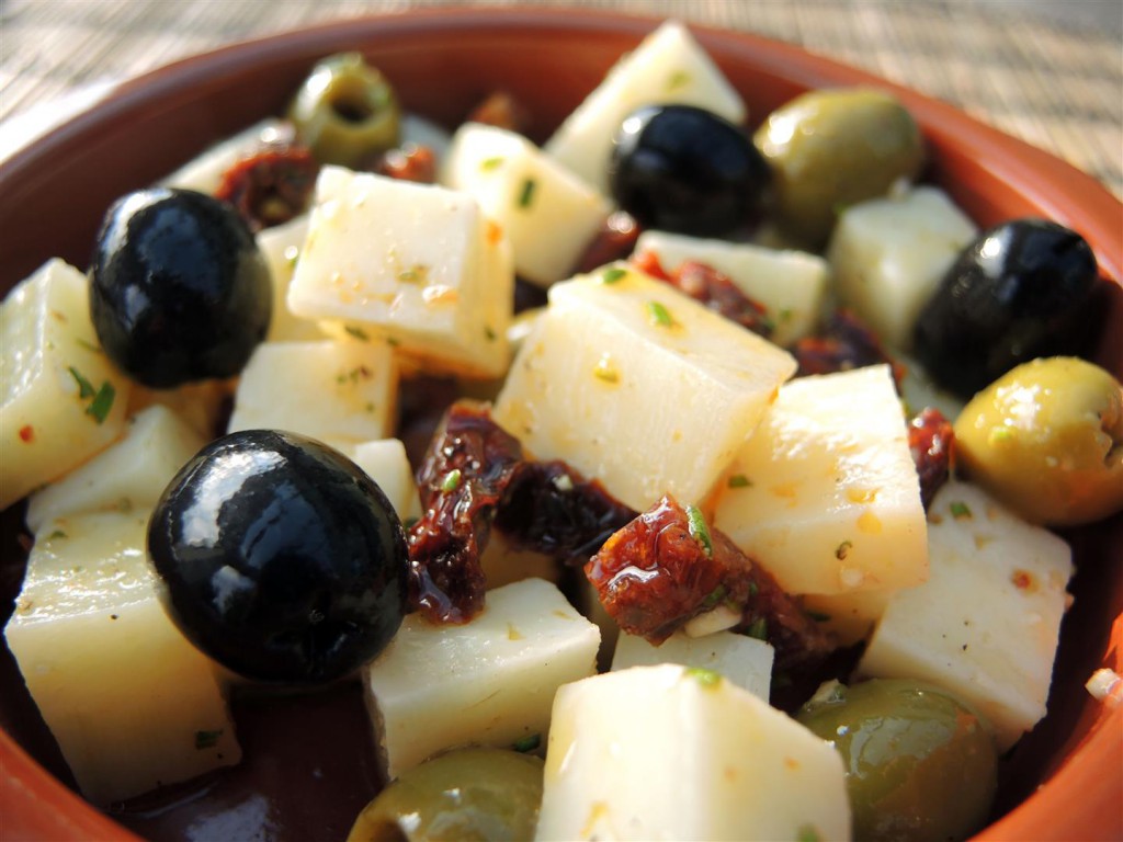 Tapas: Chili-Oliven-Manchego - einfach und schnell - Chilirosen