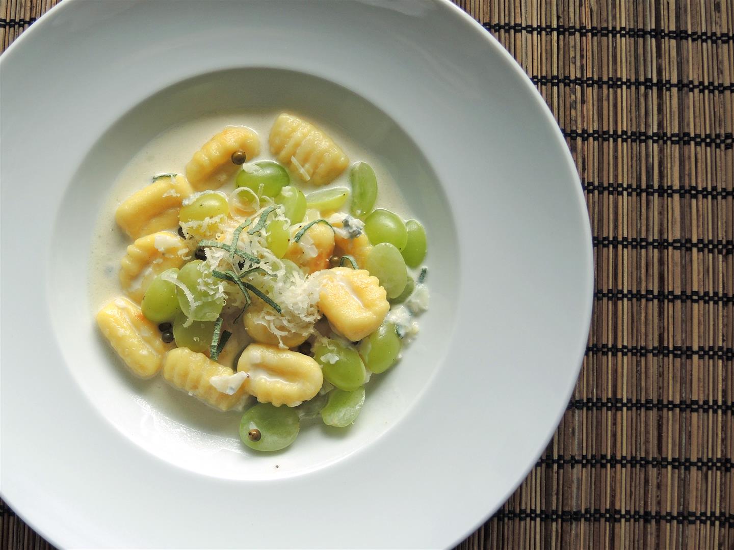 Gnocchi mit Weintrauben-Gorgonzola-Soße - Chilirosen