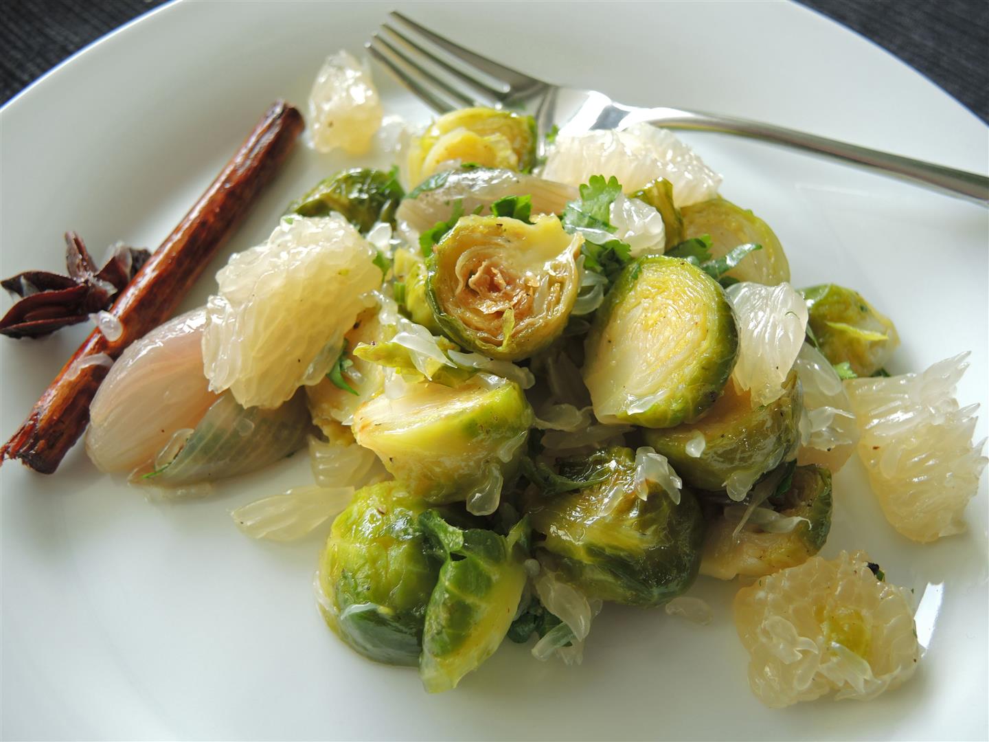Gerösteter Rosenkohl mit Pomelo und Sternanis - Chilirosen
