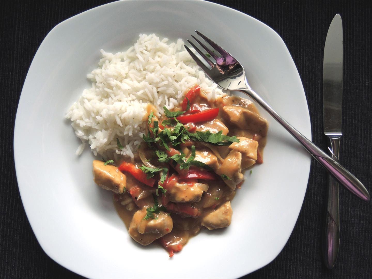 Schneller Hähnchen-Erdnuss-Wok mit Paprika - Chilirosen