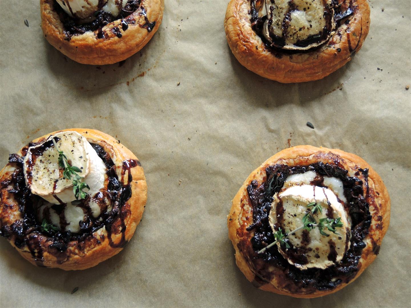 Ziegenkäse-Tartelettes mit Zwiebelkonfitüre - Chilirosen