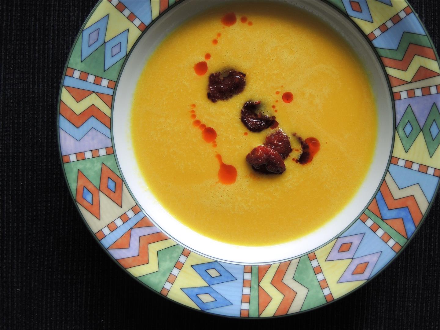 Paprika-Safran-Suppe mit gebratener Chorizo - Chilirosen