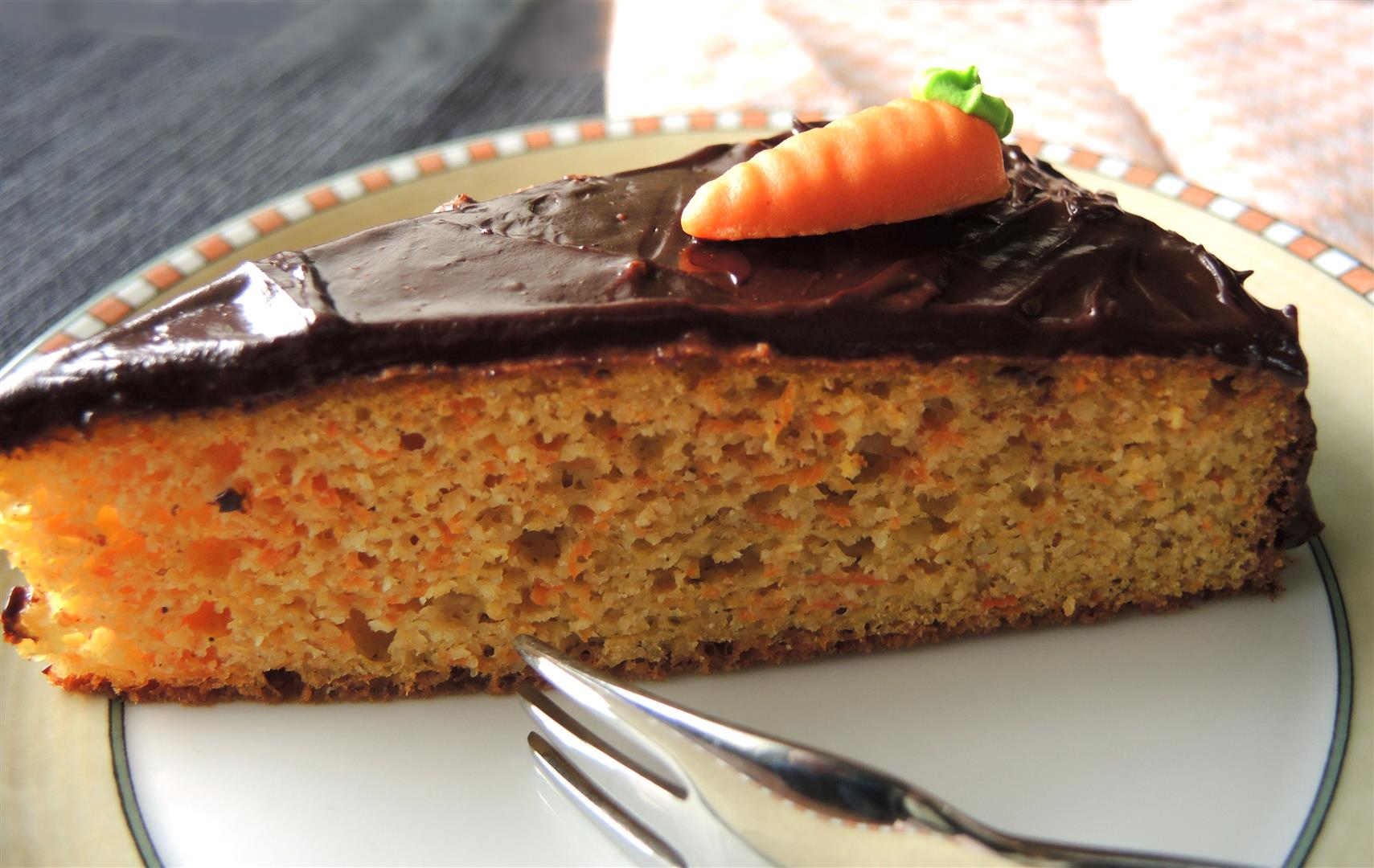 Möhrenkuchen mit Schokoladenglasur - low carb - Chilirosen