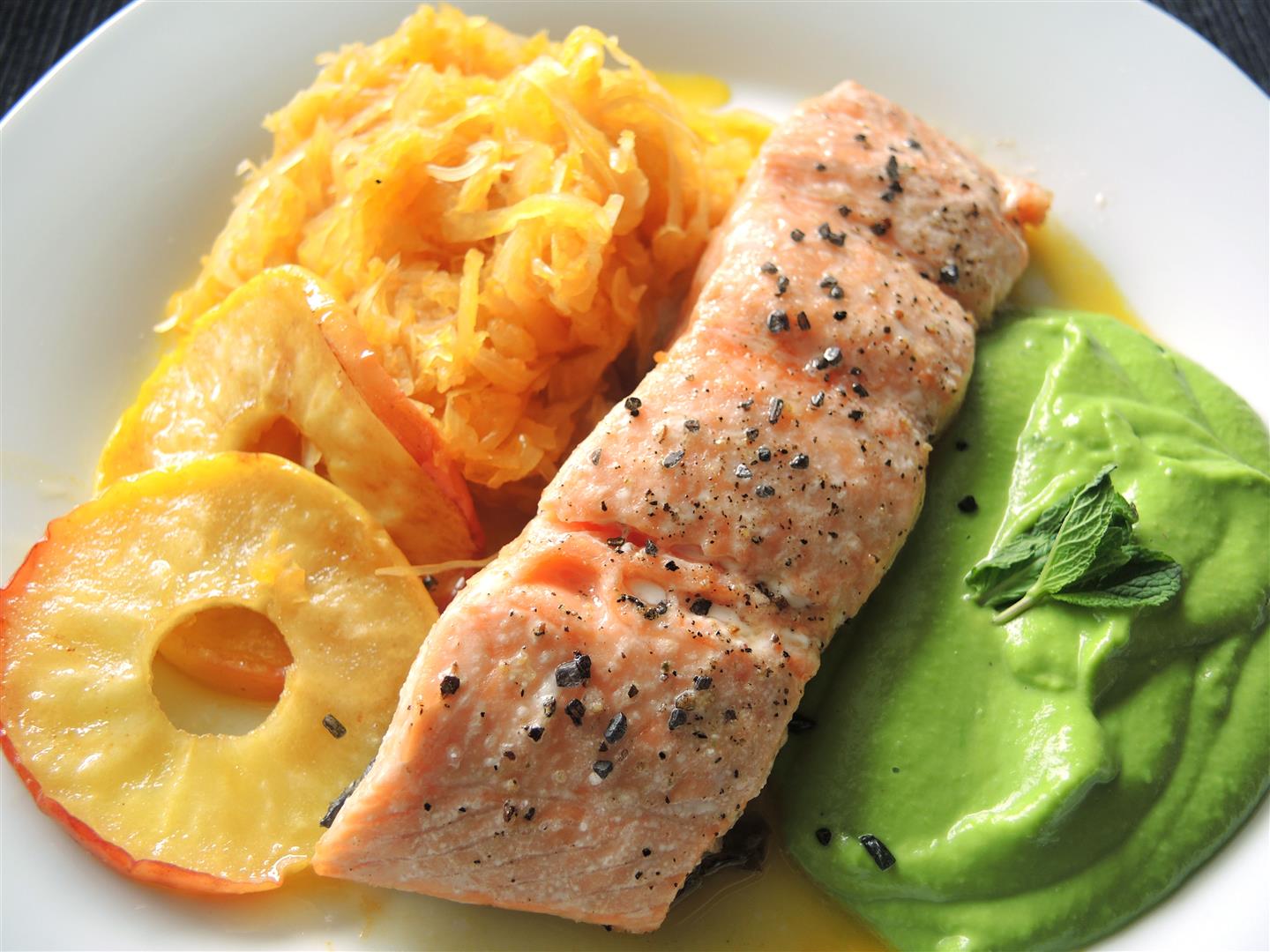 Nordischer Lachs mit Sauerkraut und Erbsenpüree - Chilirosen