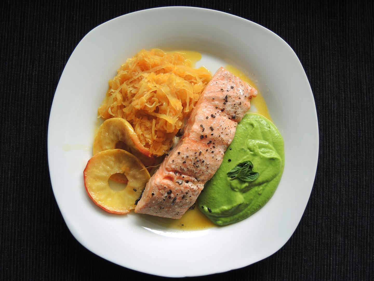 Nordischer Lachs mit Sauerkraut und Erbsenpüree - Chilirosen