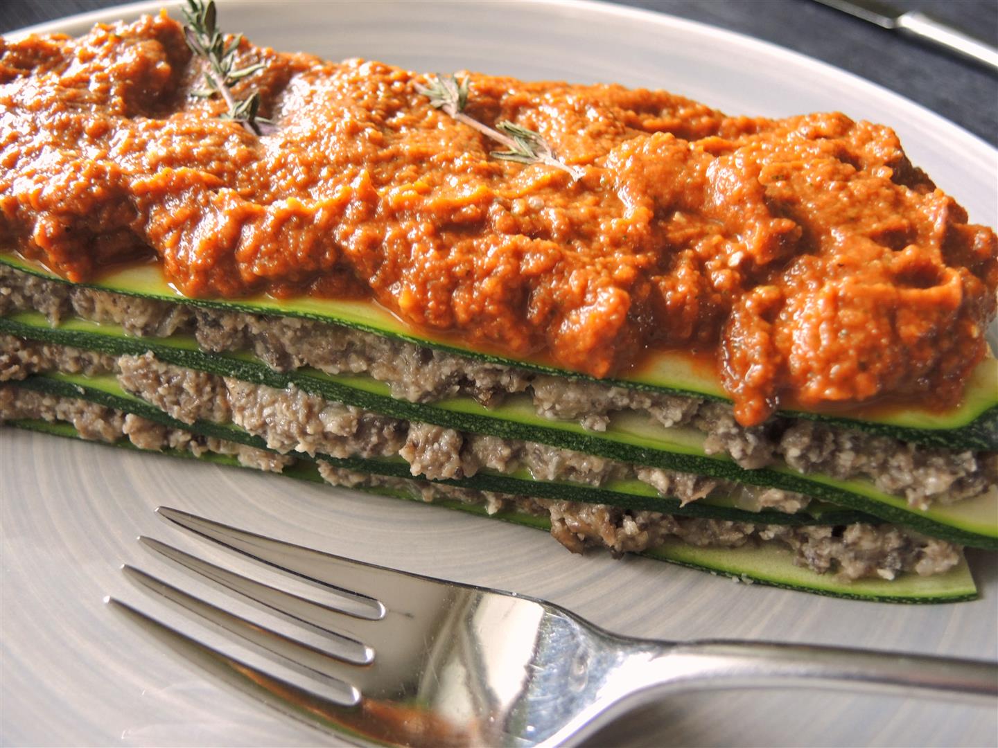 Zucchini-Pilz-Lasagne mit Tomatencreme - vegan - Chilirosen