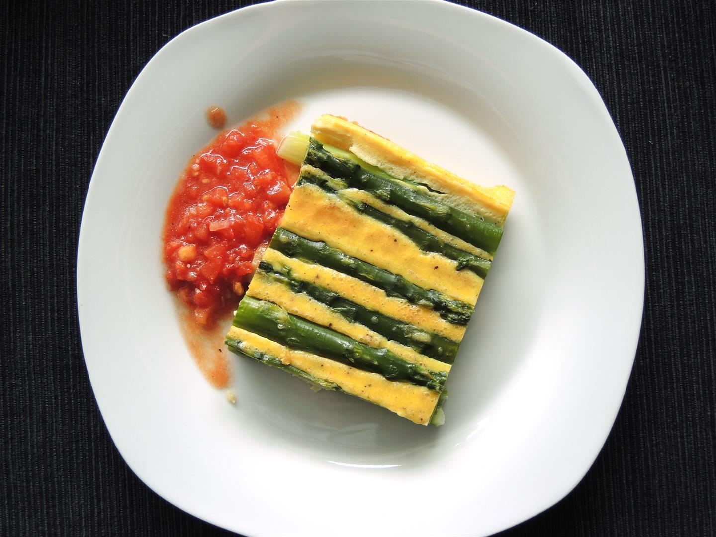 Spargel-Frittata mit Tomatenvinaigrette - Chilirosen