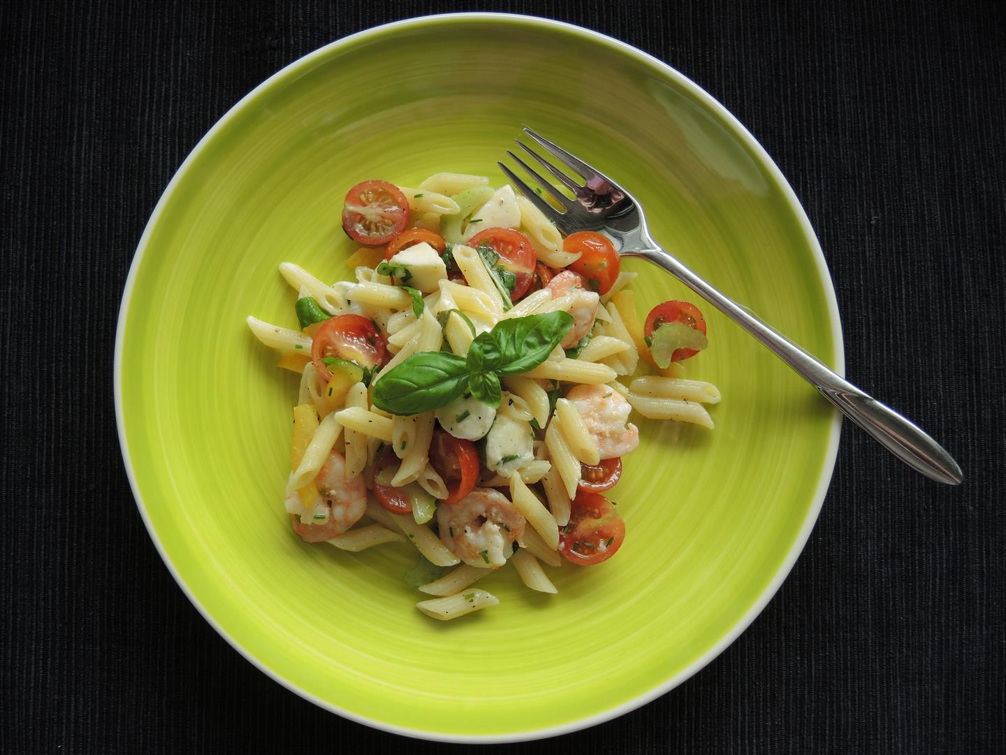 Lauwarmer Nudelsalat mit gebratenen Garnelen - Chilirosen