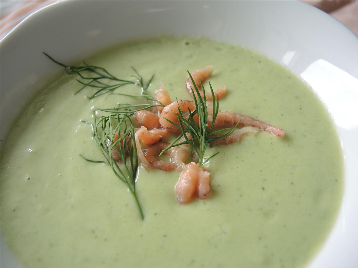 Kalte Gurkensuppe mit Avocado und Krabben - Chilirosen