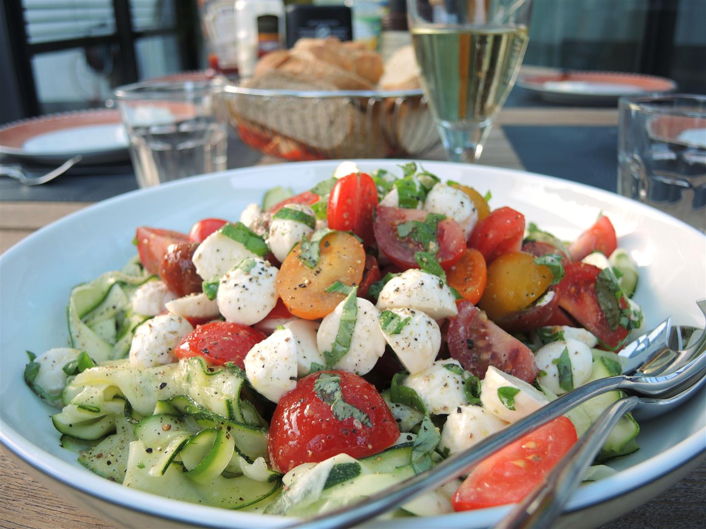 Zucchini-Tomaten-Salat mit Mozzarella - Chilirosen