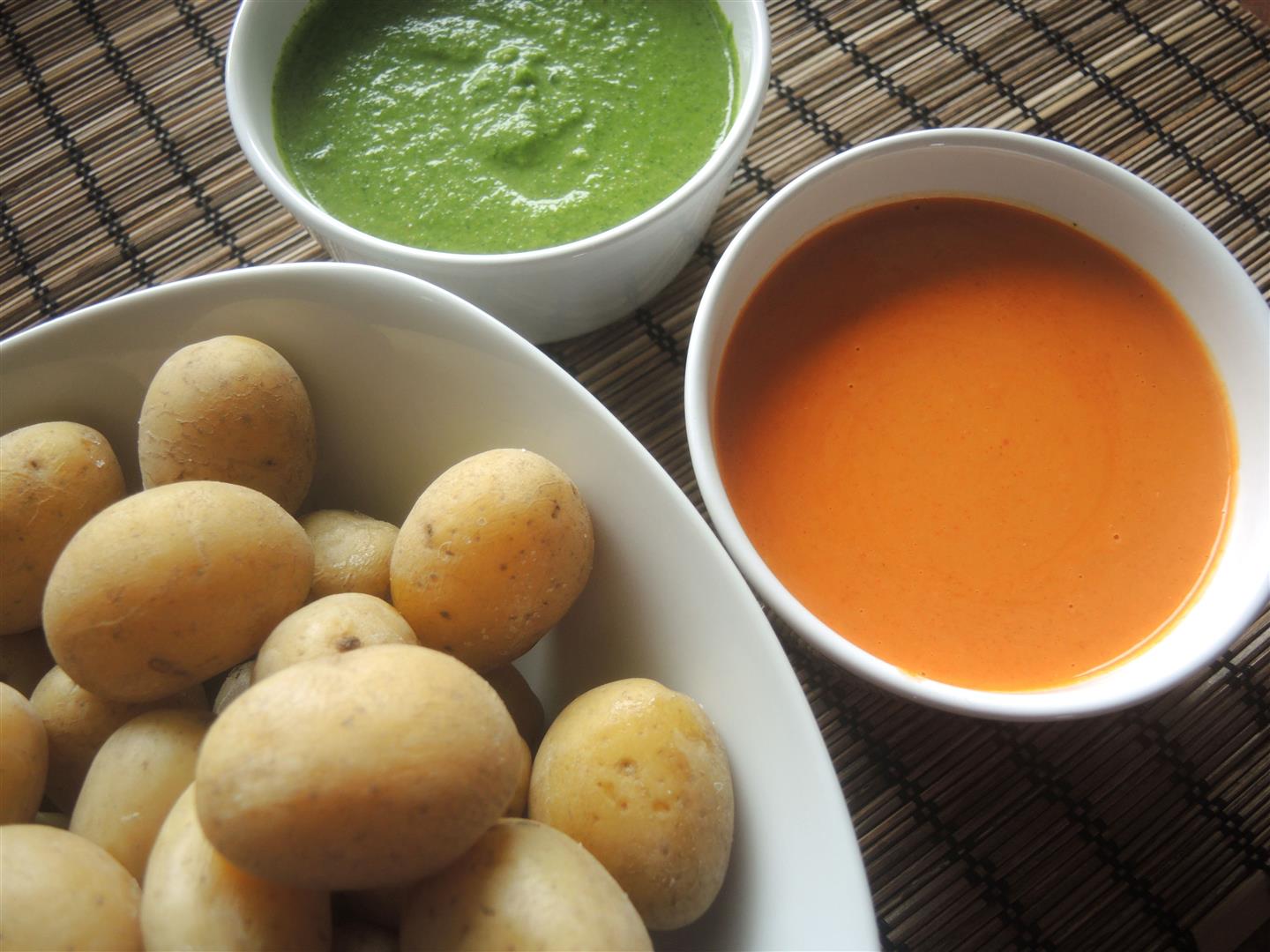 Kanarische Salzkartoffeln mit Mojo verde und Mojo rojo - Chilirosen