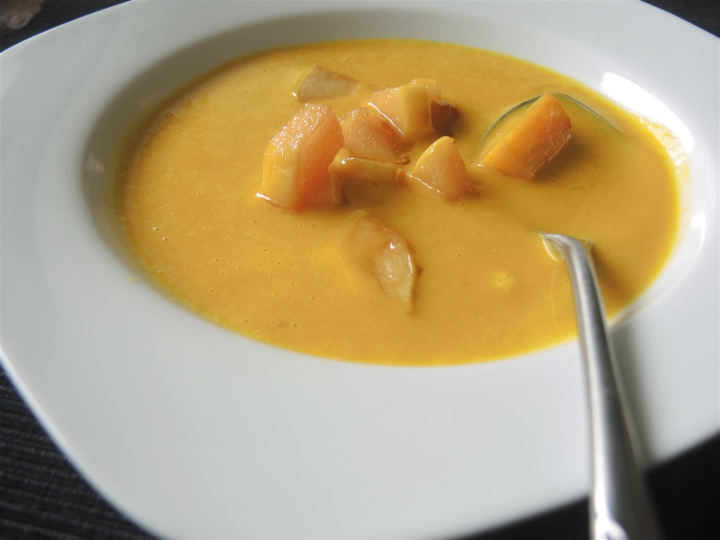 Kürbis-Kokos-Suppe mit karamellisierten Quitten - Chilirosen