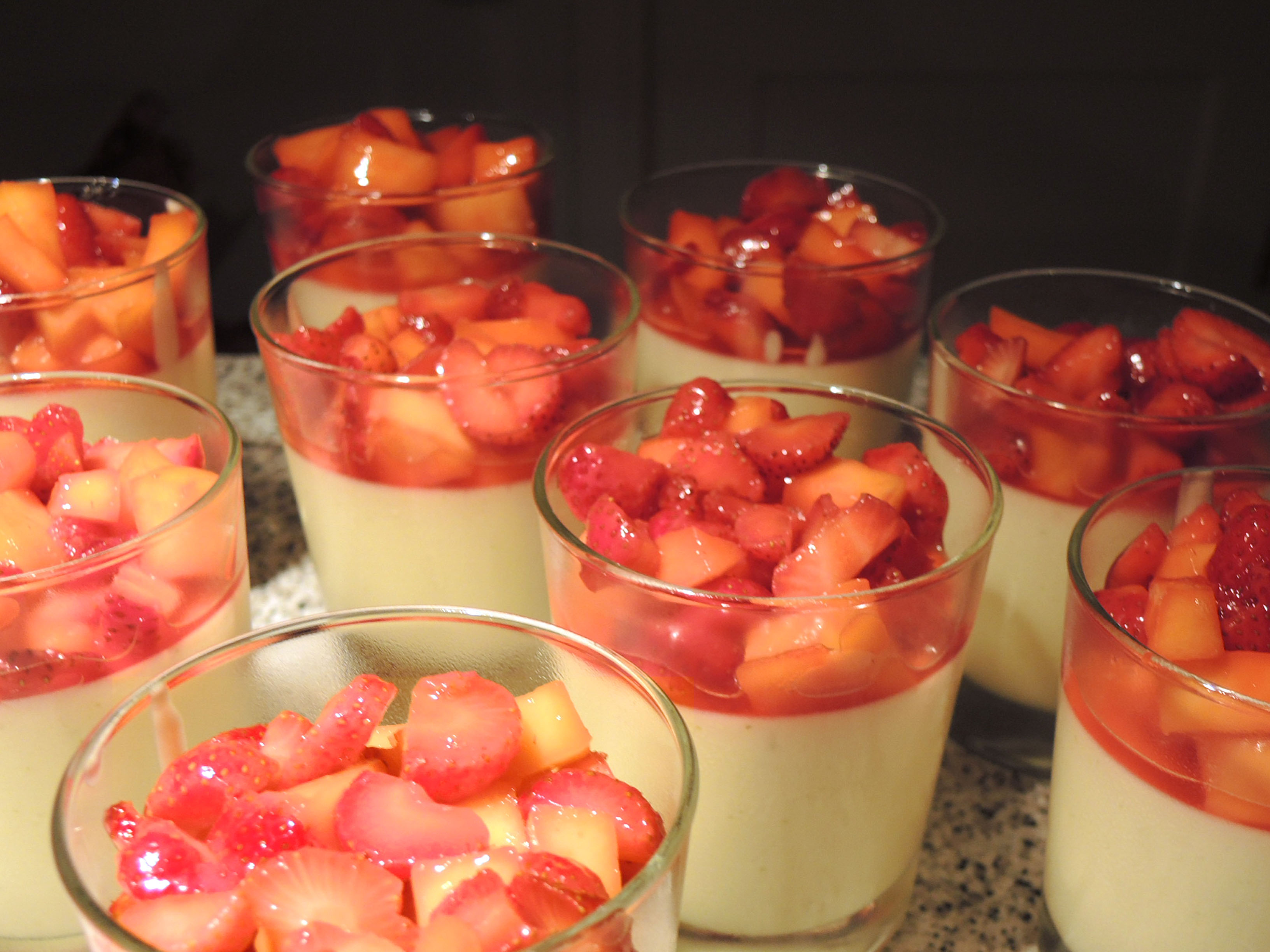 Caipirinha-Creme mit Erdbeer-Mango-Salat - Chilirosen