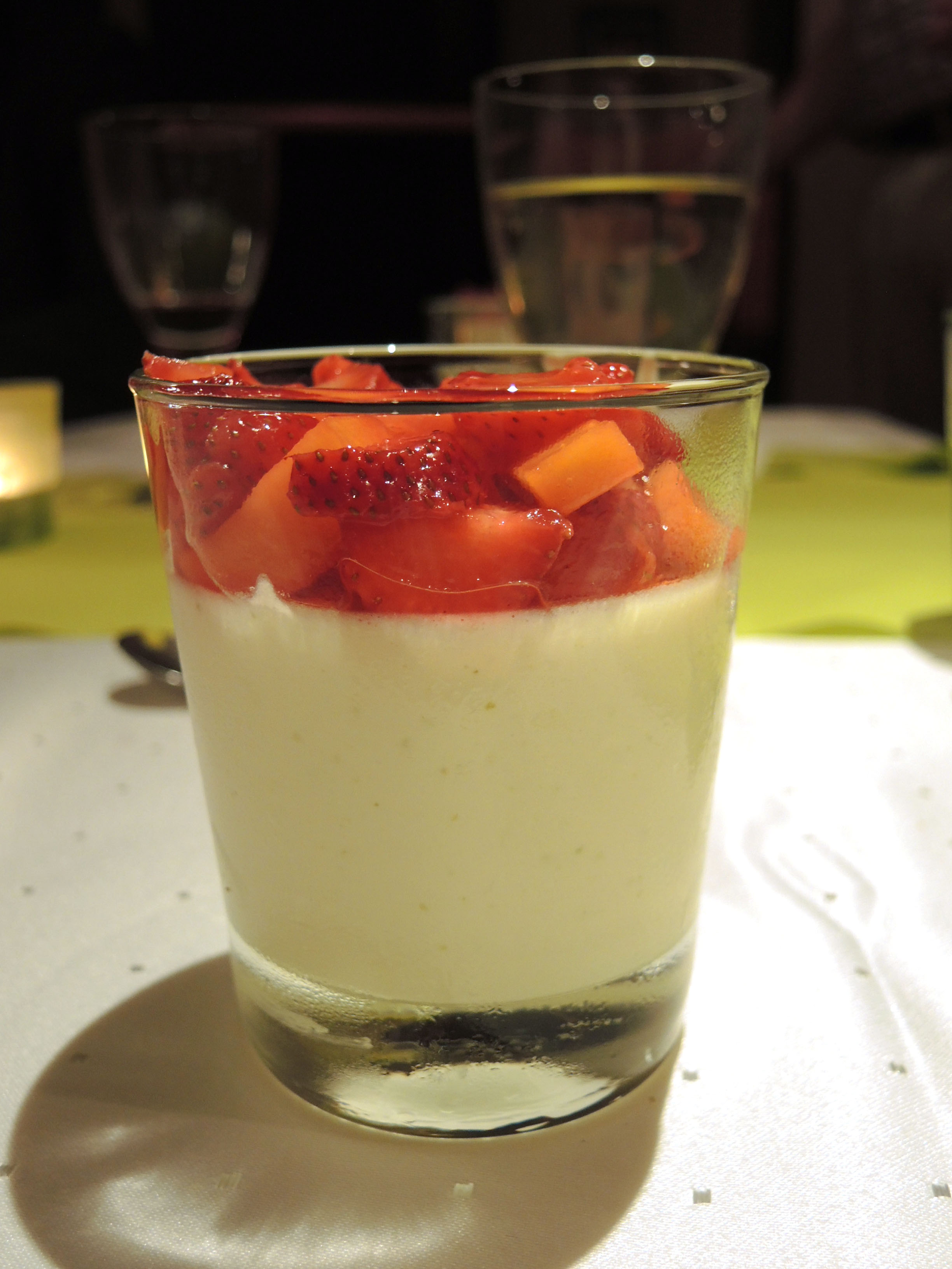 Caipirinha-Creme mit Erdbeer-Mango-Salat - Chilirosen