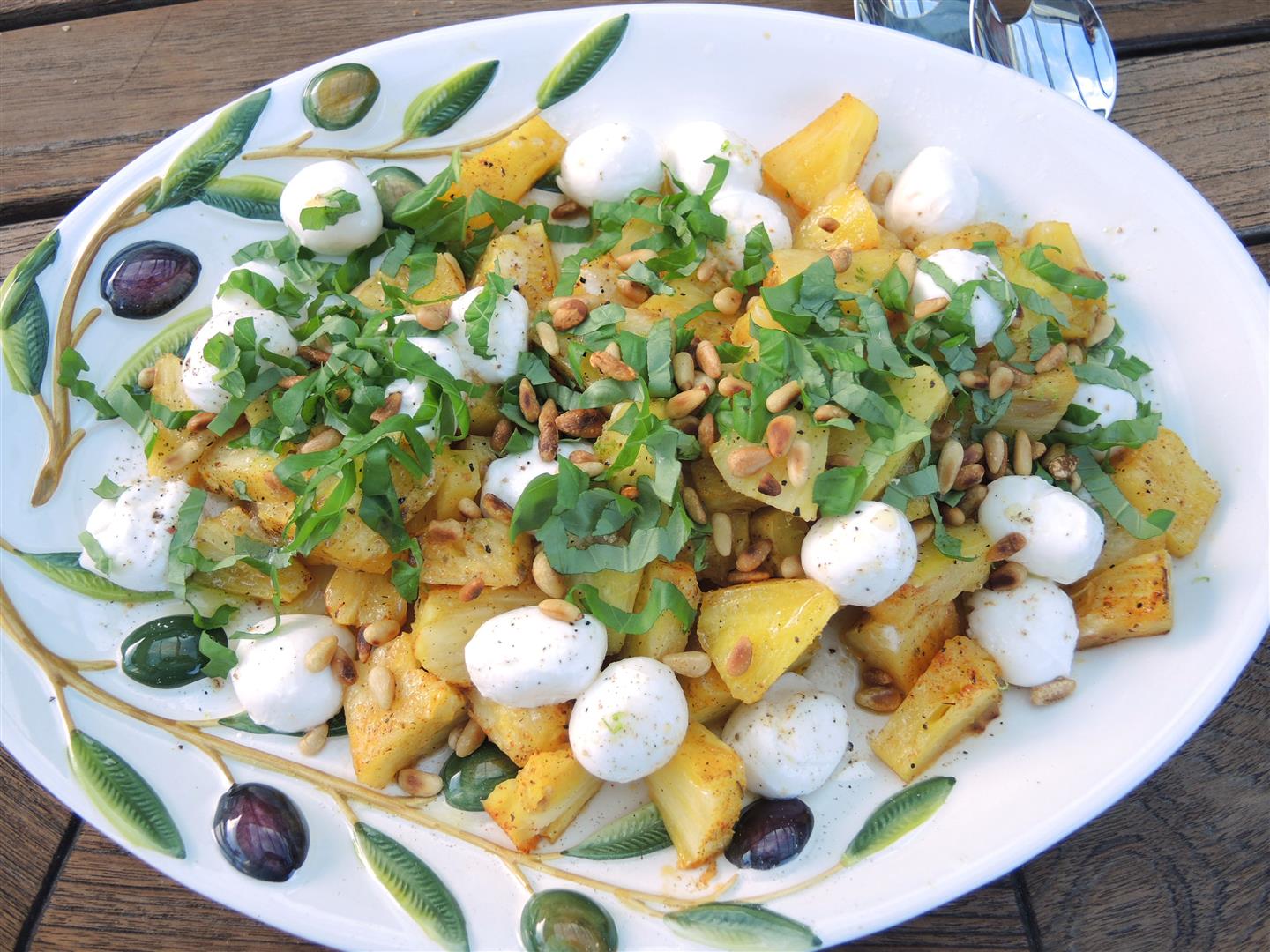 Gegrillter Ananas-Salat mit Mozzarella - Chilirosen