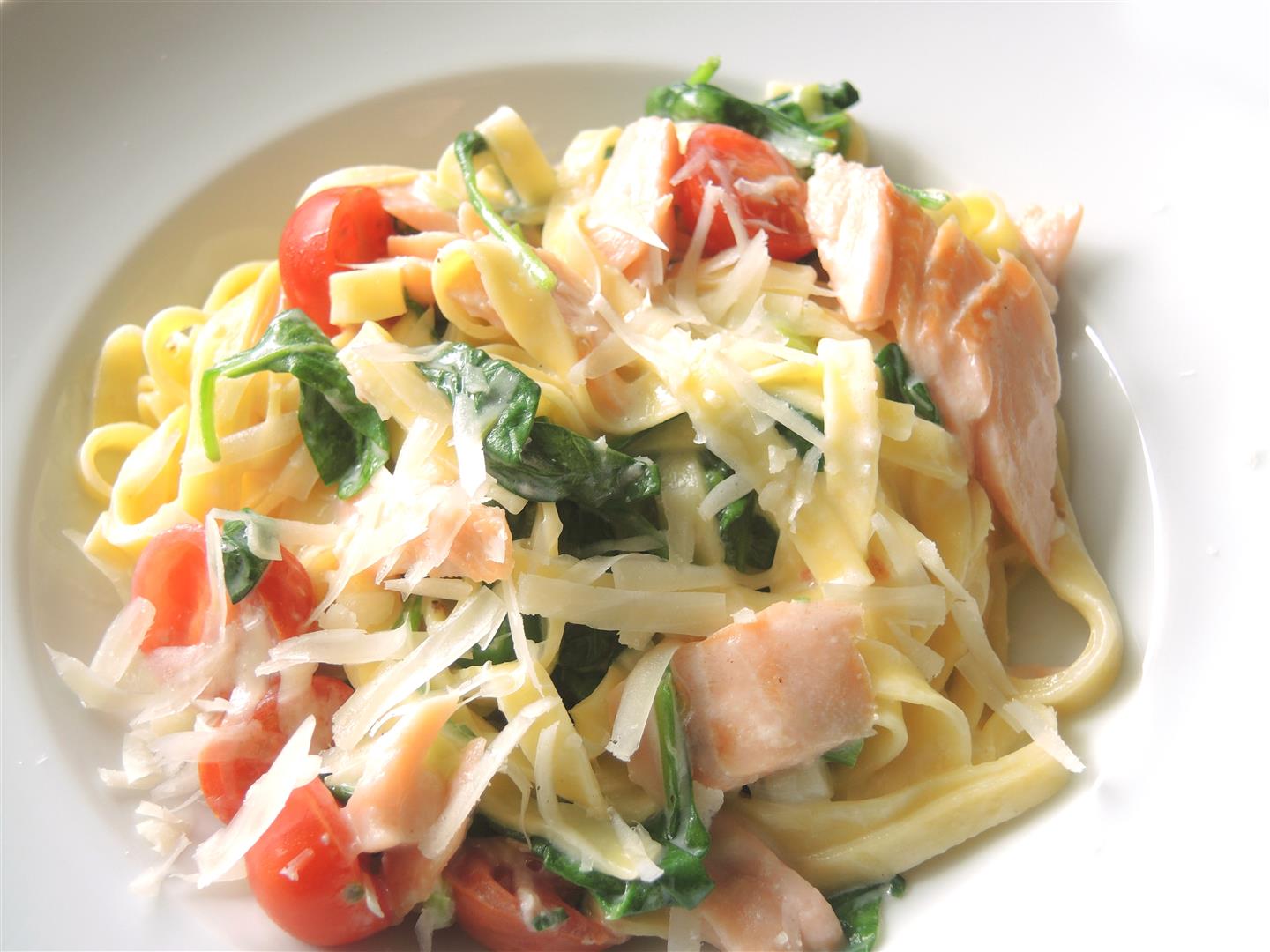 Tagliatelle mit Räucherlachs und Spinat - megaschnell - Chilirosen