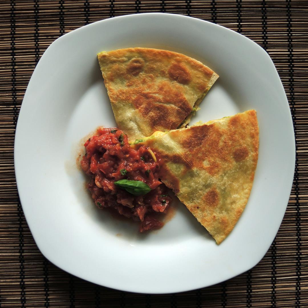 Quesadillas mit Avocado und Tomatensalsa - Chilirosen
