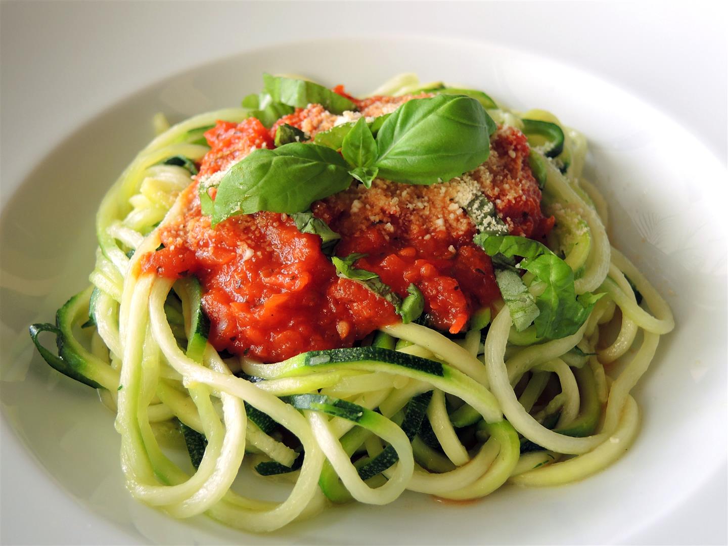 Zucchini-Spaghetti mit frischer Tomatensoße - vegan - Chilirosen