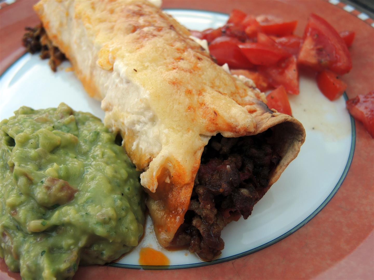 Enchiladas mit Paprika-Hackfleischfüllung und Guacamole - Chilirosen