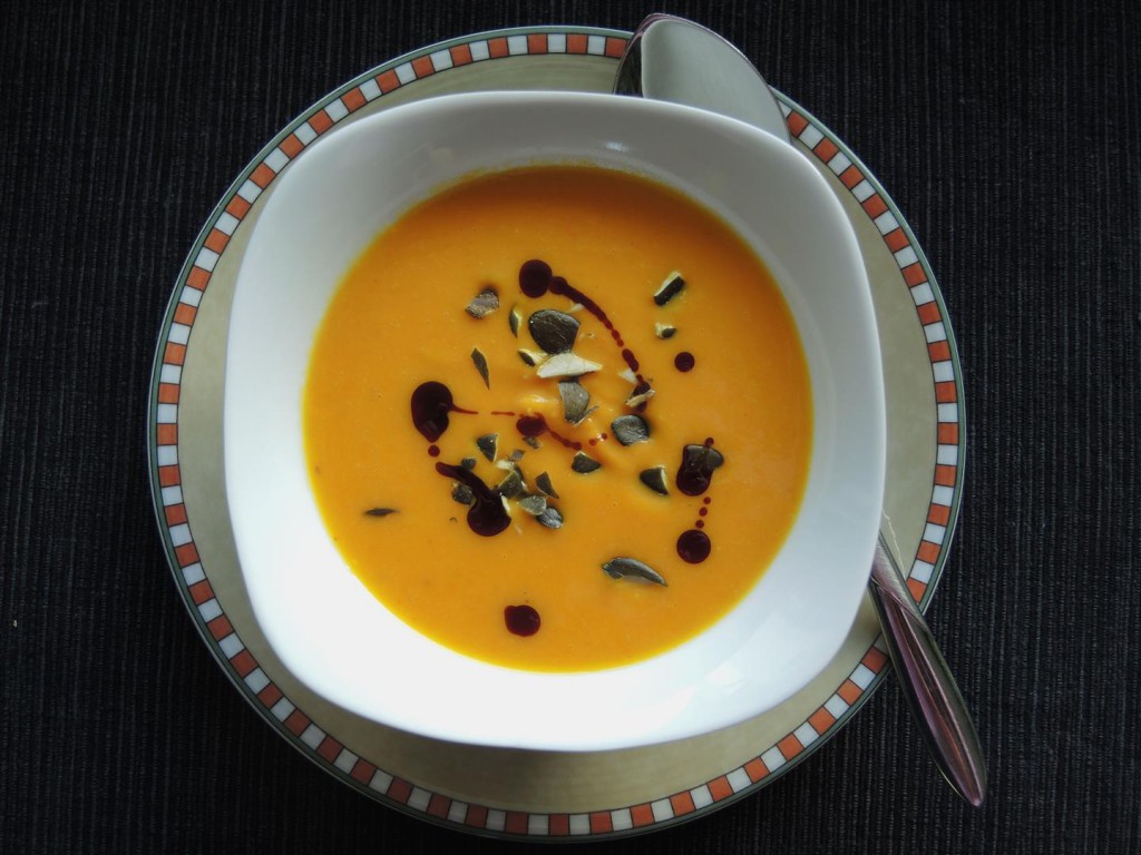 Fruchtige Kürbissuppe - Chilirosen Fruchtige Kürbissuppe - Chilirosen