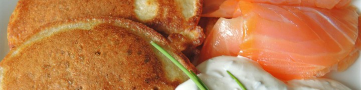 Buchweizen-Blini mit Räucherlachs und Schnittlauch-Schmand - Chilirosen