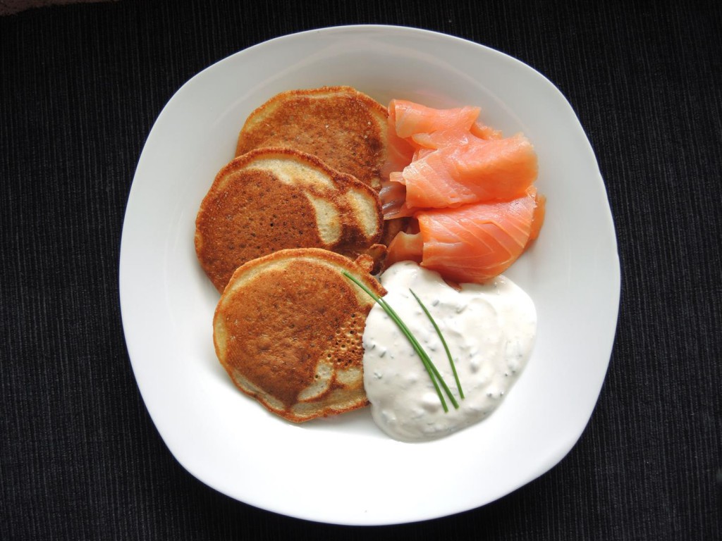 Buchweizen-Blini mit Räucherlachs und Schnittlauch-Schmand - Chilirosen Buchweizen-Blini mit Räucherlachs und Schnittlauch-Schmand - Chilirosen