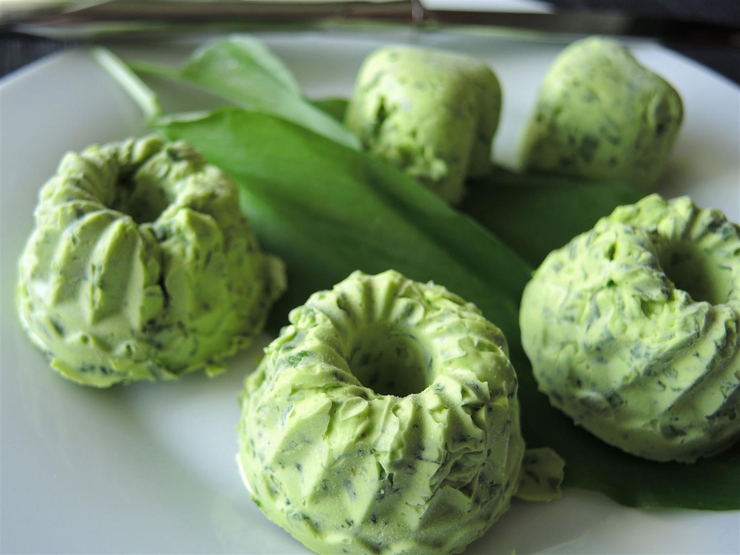 Frühlingsfrische Bärlauchbutter - Chilirosen