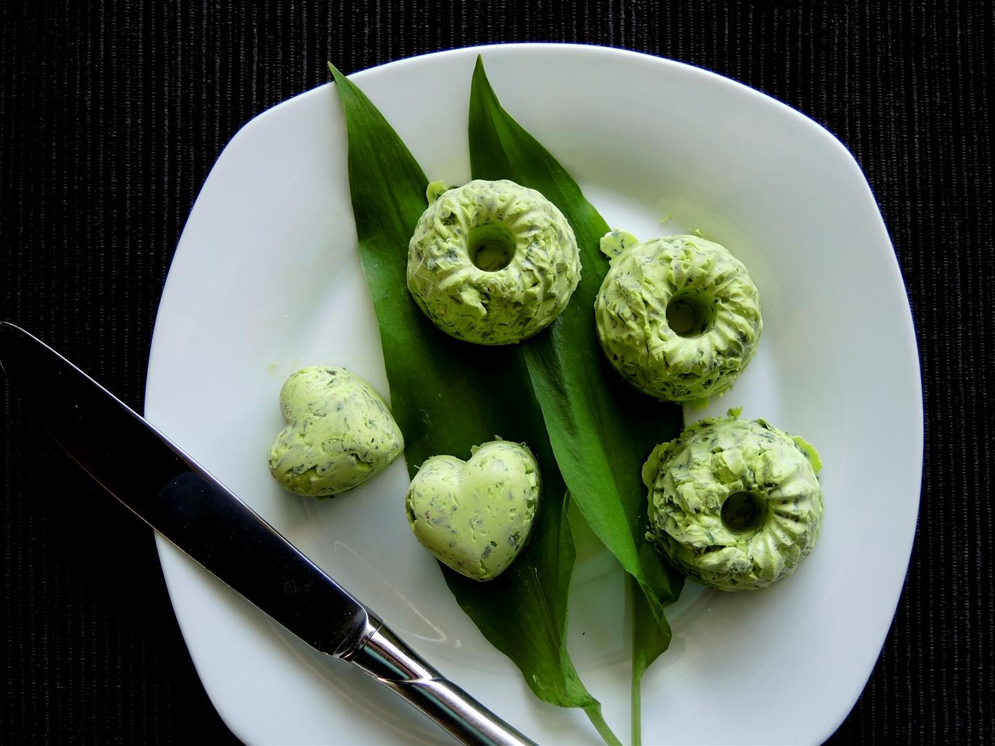 Frühlingsfrische Bärlauchbutter - Chilirosen